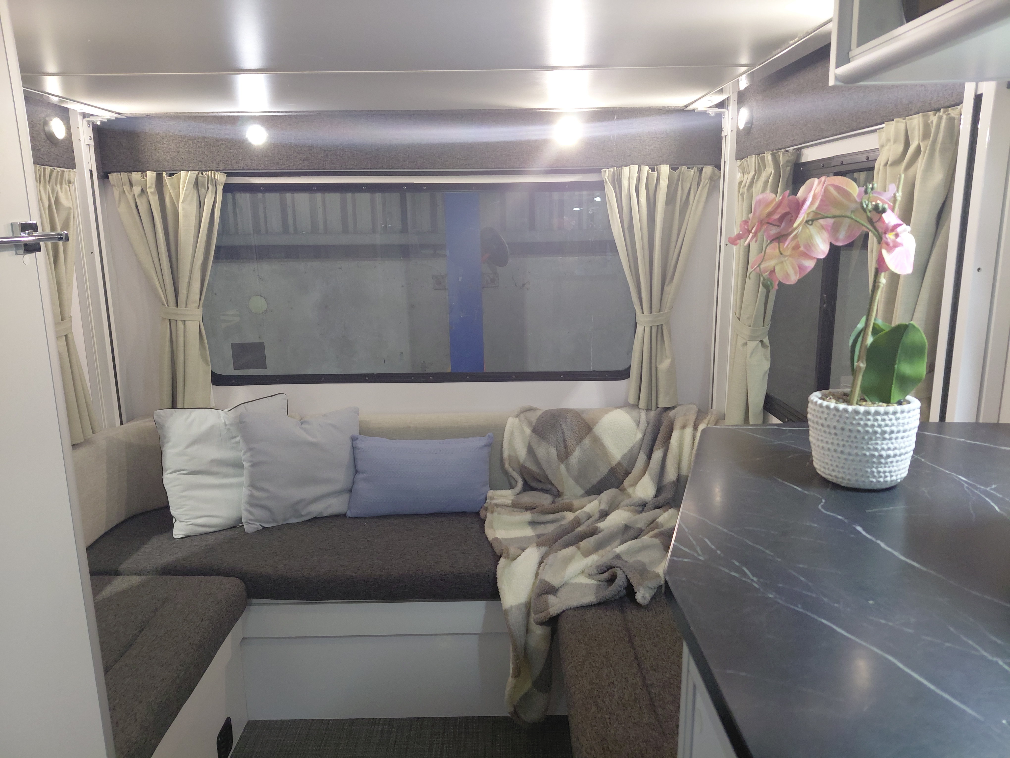05 interior lounge